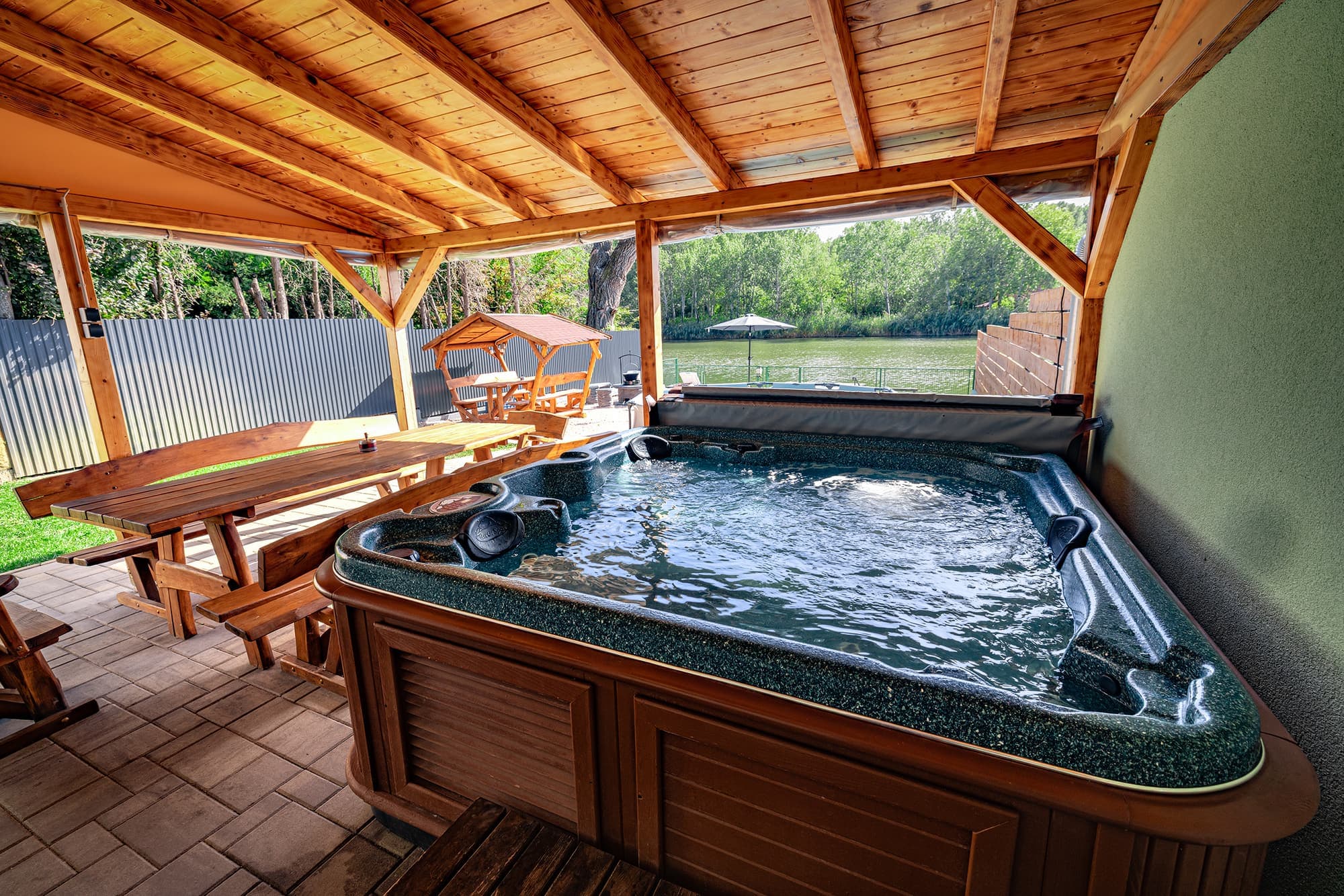 Jakuzzi a fedett teraszon