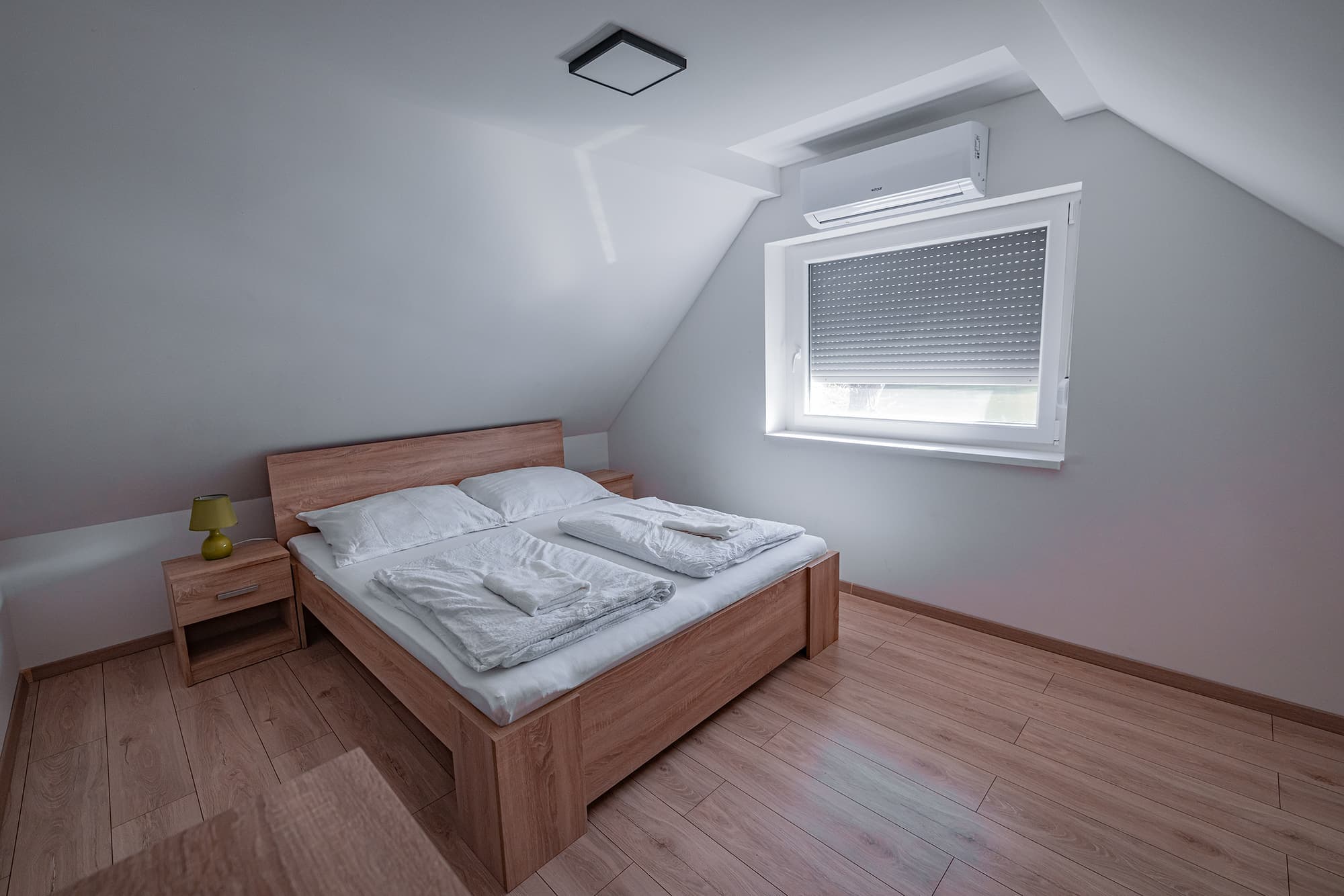 Napfényes tetőtéri hálószoba